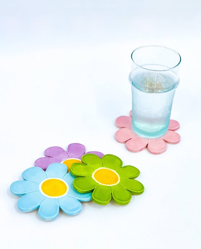 A glass of water next to flowers

Description automatically generated